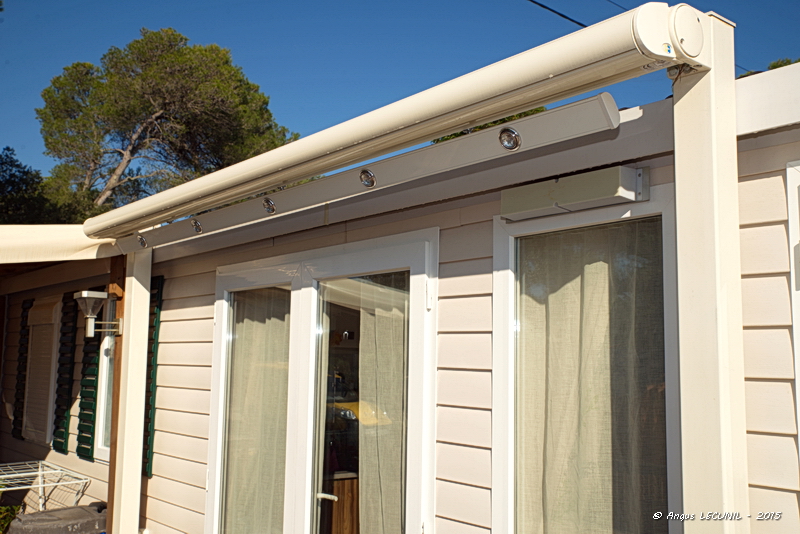 MONTAGE D'UN STORE BANNE SUR UN MOBIL-HOME